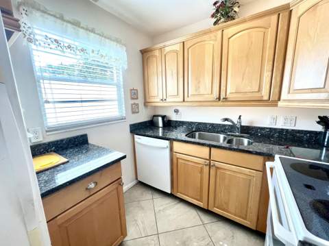 328 Farnham P, Deerfield Beach FL - photo 7 of 40
