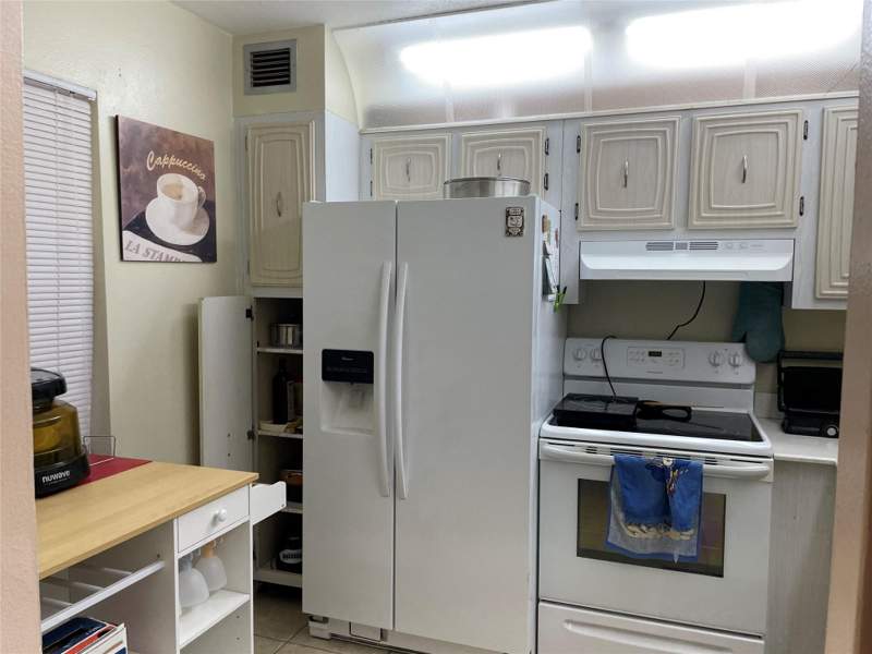 1 bedroom Condominium at 2821 Somerset Drive #118, Somerset No 1 Condo, Lauderdale Lakes — photo 2
