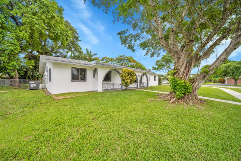 4 bedroom Single Family Residence at 7301 NW 13th Court, Mirror Lake Estates Sec 9, Plantation — photo 2