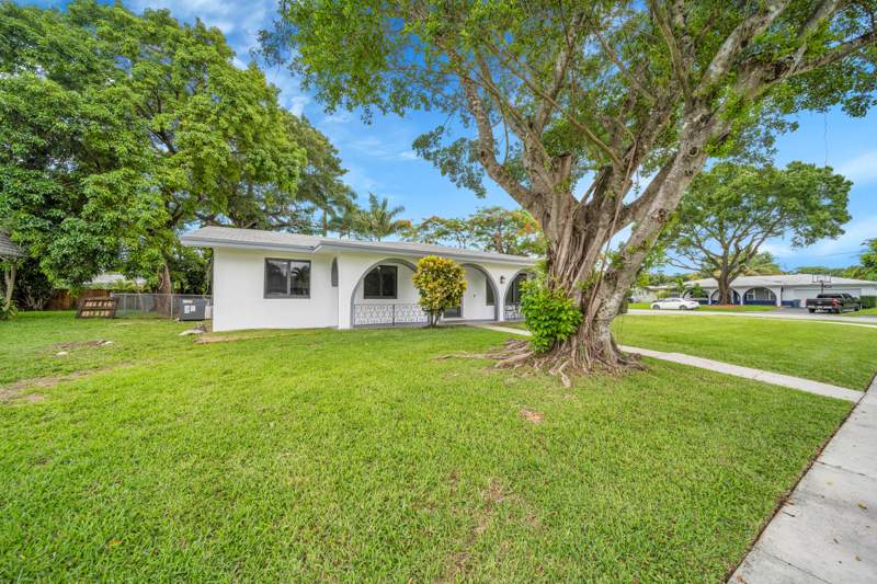 4 bedroom Single Family Residence at 7301 NW 13th Court, Mirror Lake Estates Sec 9, Plantation — photo 3