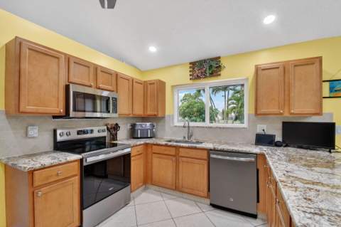 9501 Majestic Way, Boynton Beach FL - photo 15 of 72