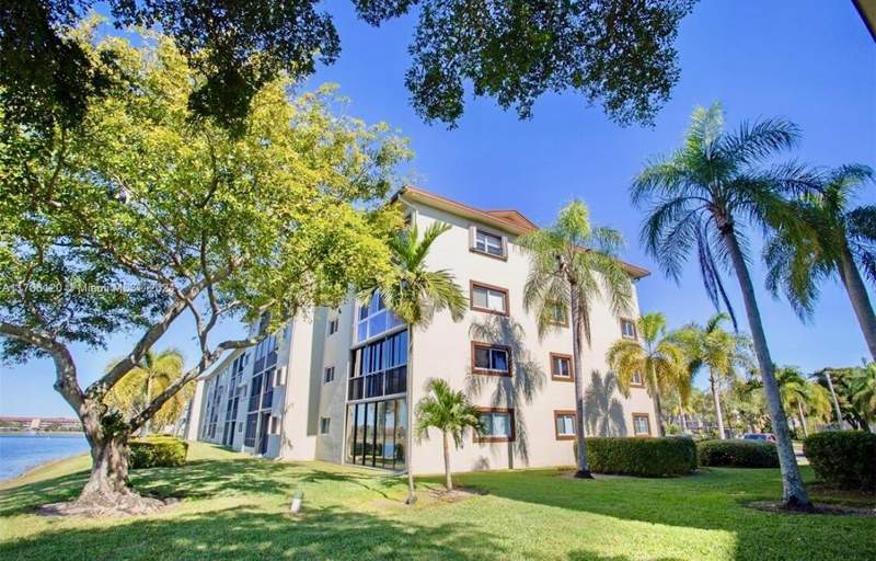 2 bedroom Condominium at 1400 SW 131st Way #408q, Ivanhoe East At Century Village, Pembroke Pines — photo 3