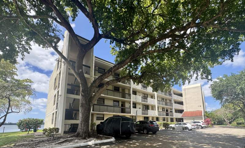 2 bedroom Condominium at 110 Lake Emerald Drive #404, Lake Emerald Condominium No One, Oakland Park — photo 3