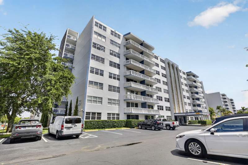 1 bedroom Condominium at 400 NE 12th Avenue #405, Meadowbrook Condo Apts Bldg 10, Hallandale Beach — photo 3