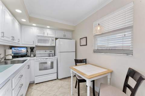 2515 NE 2nd Court #405, Boynton Beach FL - photo 8 of 27