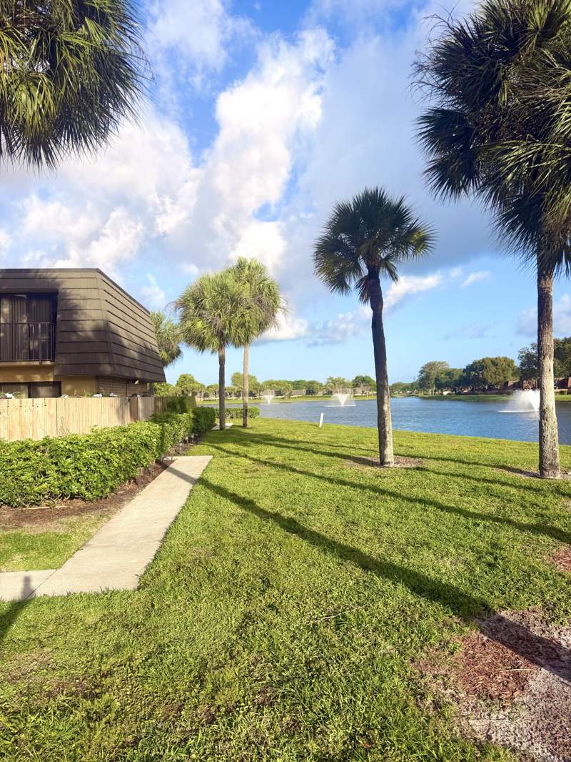 2 bedroom Townhouse at 812 8th Way, Village Of Sandalwood Lakes 1, West Palm Beach — photo 2