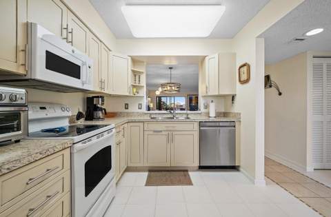 6065 Pointe Regal Circle, Delray Beach FL - photo 7 of 47