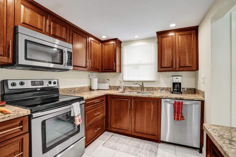 2 bedroom Condominium at 6200 NW 44th Unit # 204 Street #204, Greens Of Inverrary Phase I, Lauderhill — photo 2