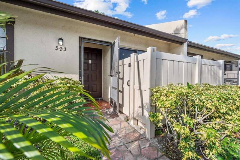 2 bedroom Villa at 593 Banks Road #593, Woodlake Isles, Margate — photo 4