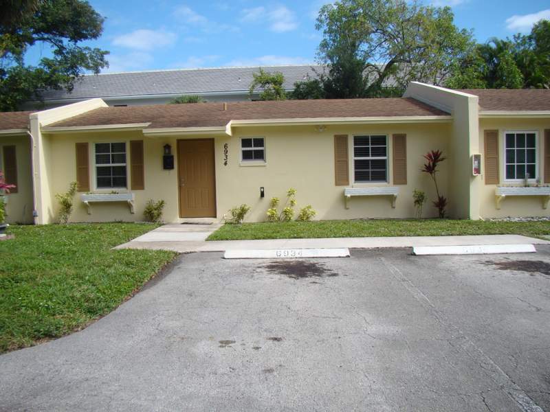 2 bedroom Villa at 6934 NW 31st Avenue #C-13, No 2 Palm-Aire Village Condo, Fort Lauderdale — photo 2