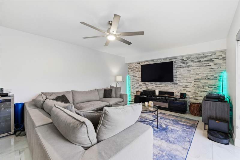 2 bedroom Townhouse at 1017 10th Way, Village Of Sandalwood Lak, West Palm Beach — photo 3