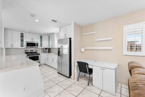 331 NW 101st Terrace, Pembroke Pines FL - photo 6 of 36