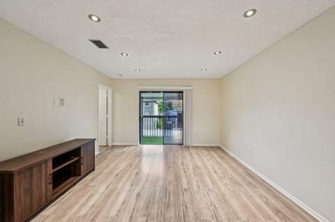 6001 Shakerwood Circle #203, Tamarac FL - photo 13 of 31