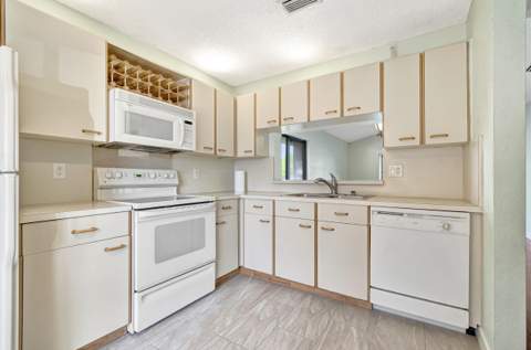 351 Club Circle #207, Boca Raton FL - photo 8 of 28