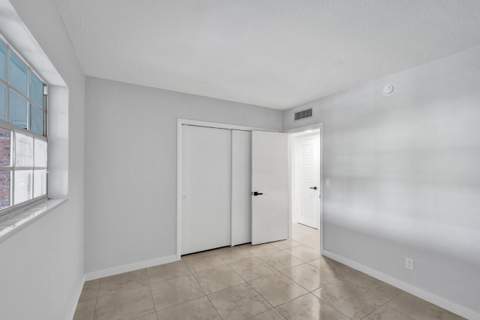 455 Paradise Isle Boulevard #305, Hallandale Beach FL - photo 12 of 30