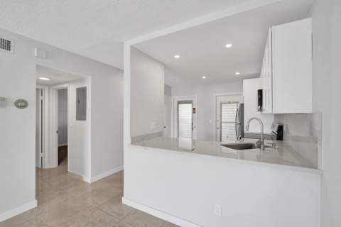 455 Paradise Isle Boulevard #305, Hallandale Beach FL - photo 7 of 30