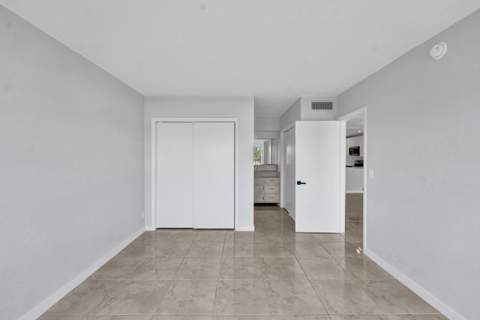 455 Paradise Isle Boulevard #305, Hallandale Beach FL - photo 18 of 30