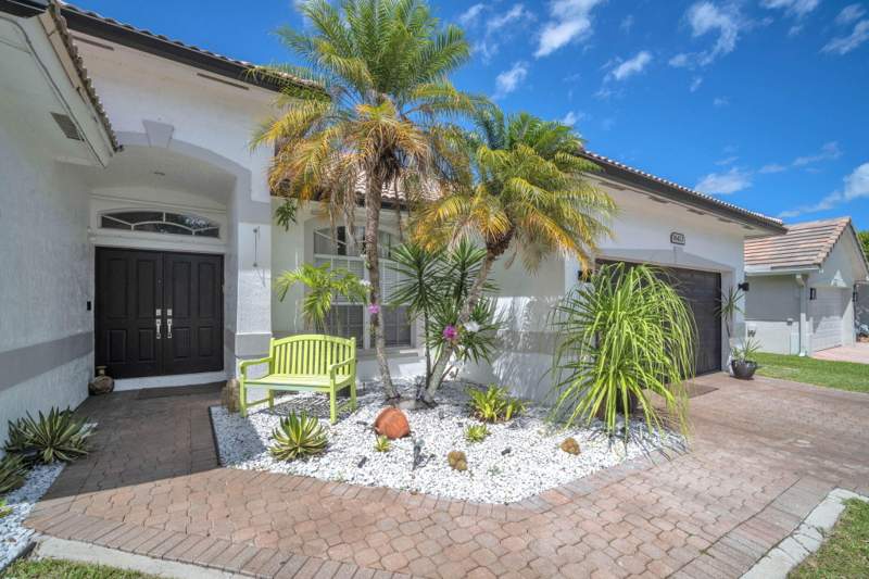 5 bedroom Single Family Residence at 16423 Segovia Circle, Stoneridge Lake Estates Plat, Fort Lauderdale — photo 2