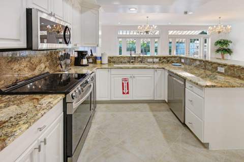 218 Pine Avenue, Lauderdale-By-The-Sea FL - photo 9 of 31