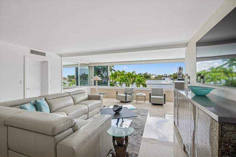 2 bedroom Stock Cooperative at 215 N Birch Road #A2, Versailles Co-Op, Fort Lauderdale — photo 4