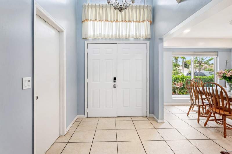 5 bedroom Single Family Residence at 143 St Michaels Court, Stonebriar At Maplewood, Jupiter — photo 4