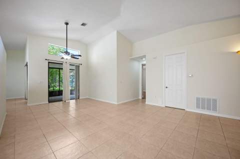 7039 Golf Pointe Circle, Tamarac FL - photo 6 of 34