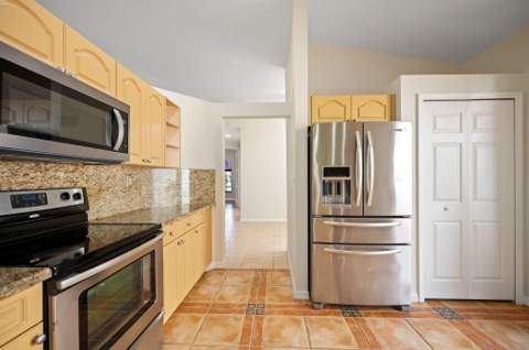 7039 Golf Pointe Circle, Tamarac FL - photo 12 of 34