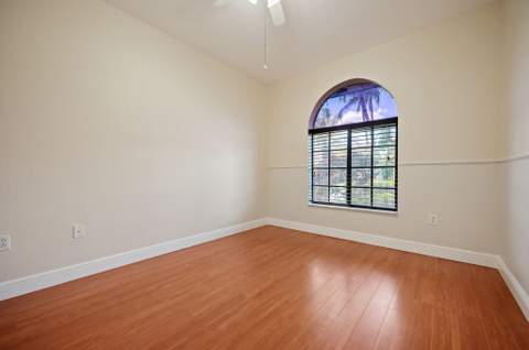 7039 Golf Pointe Circle, Tamarac FL - photo 19 of 34