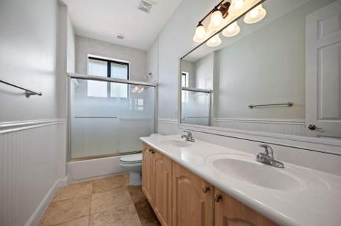 7039 Golf Pointe Circle, Tamarac FL - photo 21 of 34