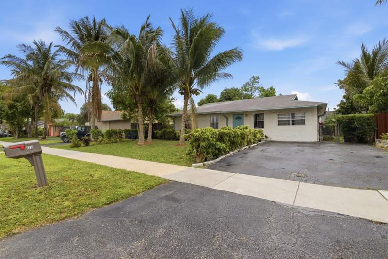 3 bedroom Single Family Residence at 8230 SW 4th Place, North Lauderdale Village Sec 1 74-22 B Lot 33 Blk , North Lauderdale — photo 4