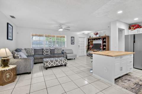 1411 NW 89th Avenue, Pembroke Pines FL - photo 7 of 55