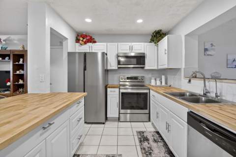 1411 NW 89th Avenue, Pembroke Pines FL - photo 8 of 55