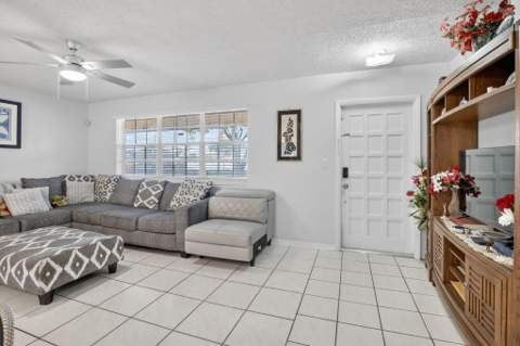 1411 NW 89th Avenue, Pembroke Pines FL - photo 11 of 55