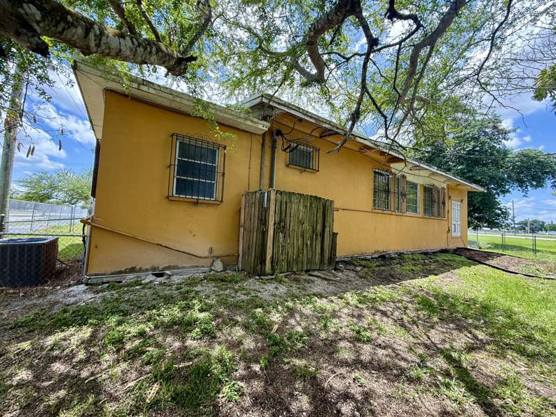 4 bedroom Single Family Residence at 601 W Canal St Street, S/D Of 31-43-37 By St Survey, Belle Glade — photo 4