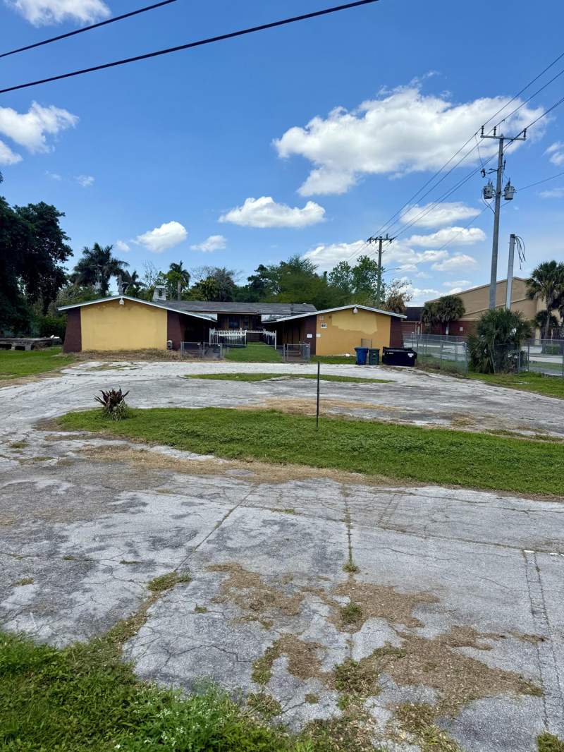 4 bedroom Single Family Residence at 601 W Canal St Street, S/D Of 31-43-37 By St Survey, Belle Glade — photo 2