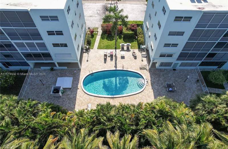 1 bedroom Stock Cooperative at 700 NE 14th Avenue #404, Fairways North Co-Op, Hallandale Beach — photo 3