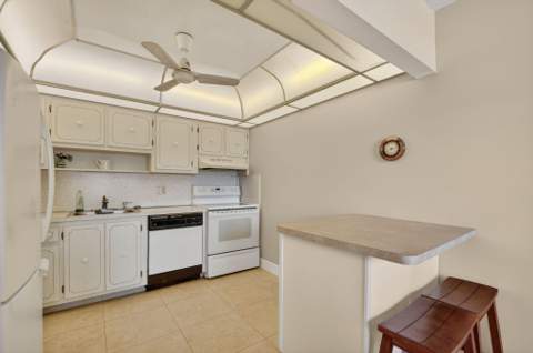 202 Wellington D, West Palm Beach FL - photo 8 of 38