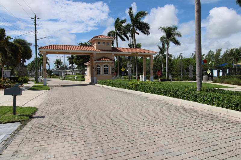 1 bedroom Stock Cooperative at 600 Layne Boulevard #119, Pasadena Garden Apartments Co-Op, Hallandale Beach — photo 2