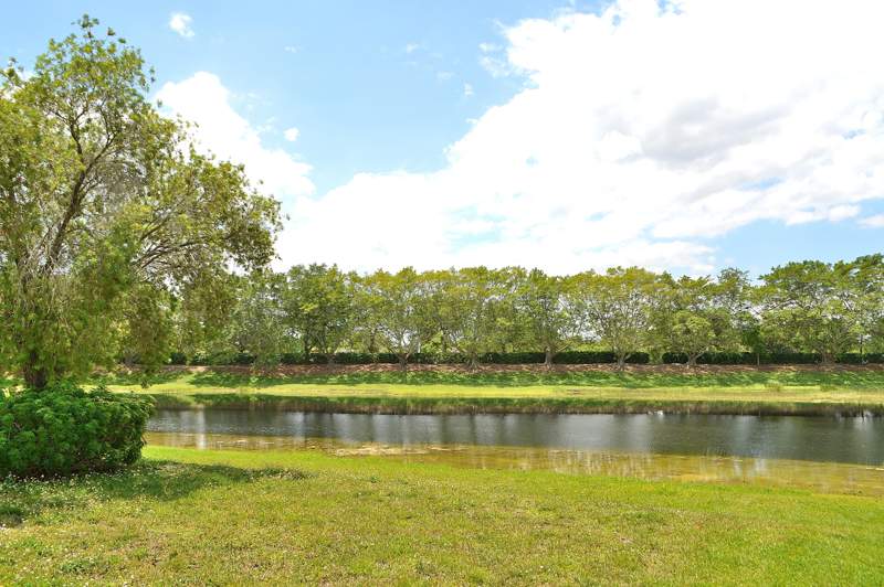 4 bedroom Single Family Residence at 4361 Dogwood Circle, The Ridges, Weston — photo 3