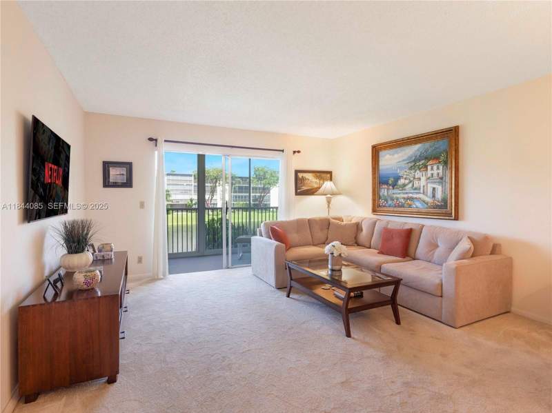 2 bedroom Condominium at 14360 Strathmore Lane #203, Huntington Lakes Sec One Condos, Delray Beach — photo 2