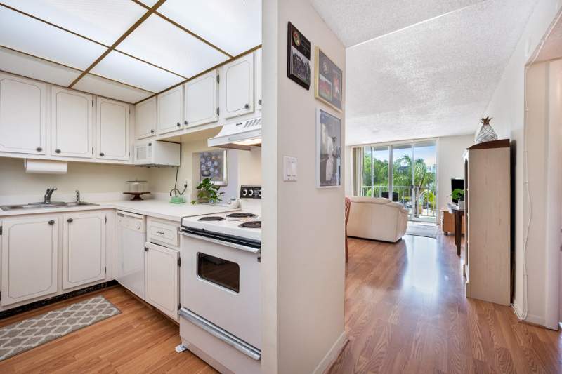 1 bedroom Condominium at 500 Executive Center Drive #3k, Breakwaters Of The Palm Beaches Condo, West Palm Beach — photo 4