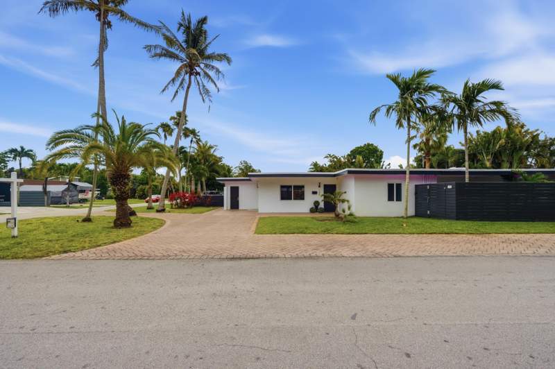 3 bedroom Single Family Residence at 100 NE 22nd Street, Petite, Wilton Manors — photo 5
