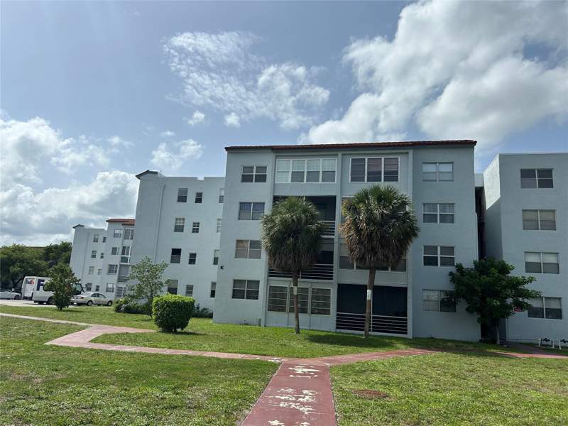 1 bedroom Condominium at 2860 Somerset Drive #311k, Somerset At Lauderdale Lakes, Lauderdale Lakes — photo 2
