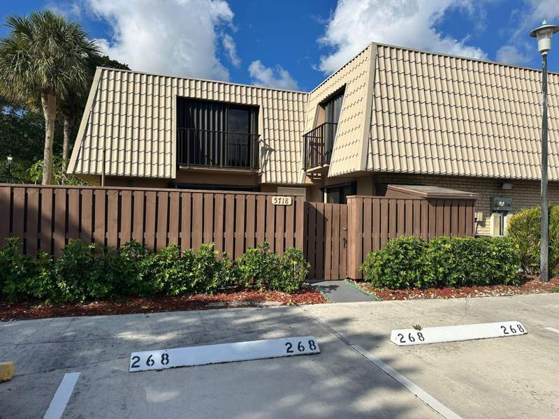 2 bedroom Townhouse at 5718 57th Way, Village Of Sandalwood Lakes South, West Palm Beach — photo 5
