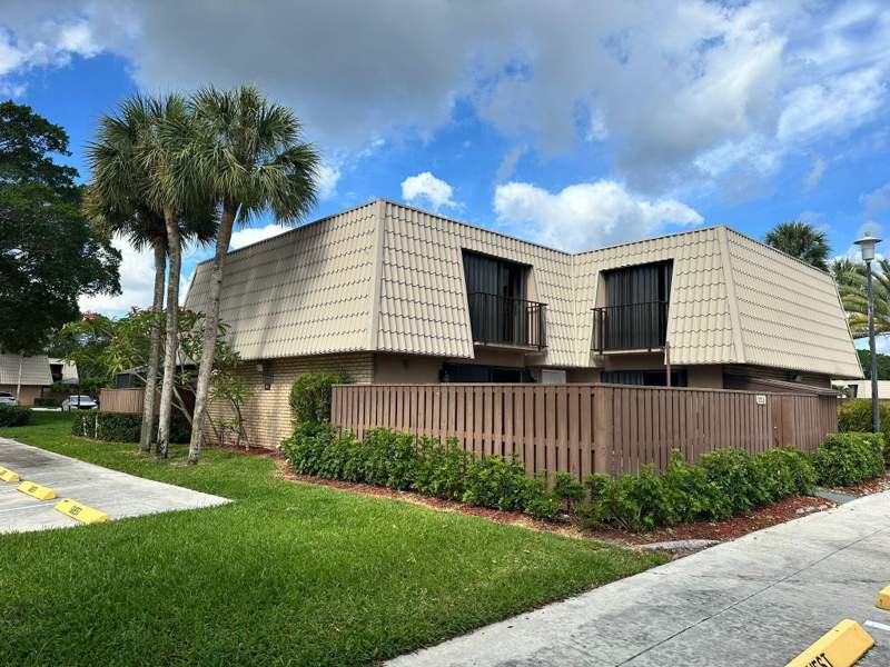 2 bedroom Townhouse at 5718 57th Way, Village Of Sandalwood Lakes South, West Palm Beach — photo 2