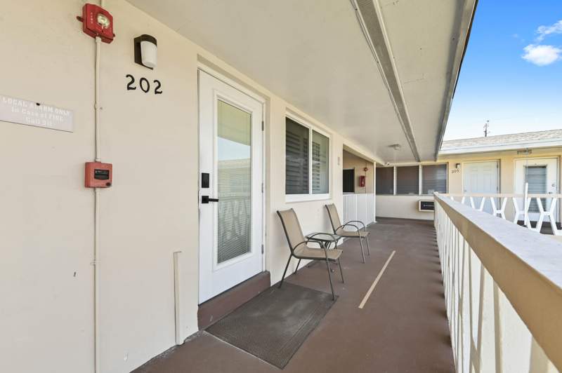 1 bedroom Stock Cooperative at 900 Atlantic Shores Boulevard #202, Berkeley Diplomat, Hallandale Beach — photo 2