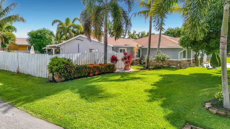 4 bedroom Single Family Residence at 3119 Indian Trail, Hypoluxo Village 1, Lake Worth — photo 4