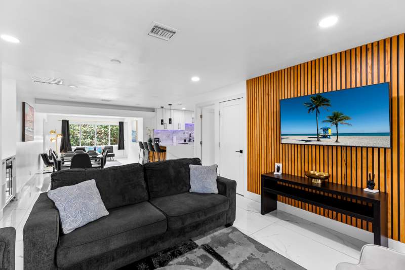 3 bedroom Single Family Residence at 1010 SW 32nd Street, Oak Grove, Fort Lauderdale — photo 2
