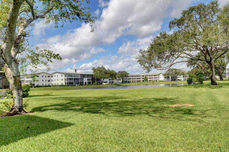 2 bedroom Condominium at 137 Fanshaw D, Century Village, Boca Raton — photo 3