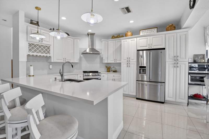 5 bedroom Single Family Residence at 711 Heritage Way, Sector 4 North, Weston — photo 2